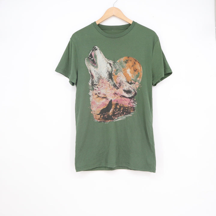 Wolf Howling at Moon Graphic T-Shirt Olive Green Nature Outdoors Tee Mens Small
