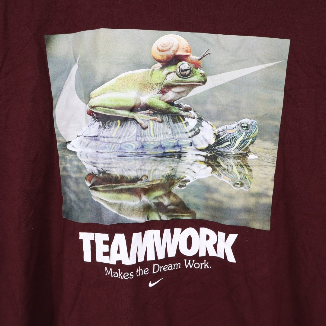 Nike Teamwork Makes the Dream Work Graphic T-Shirt Burgundy Maroon Loose Fit