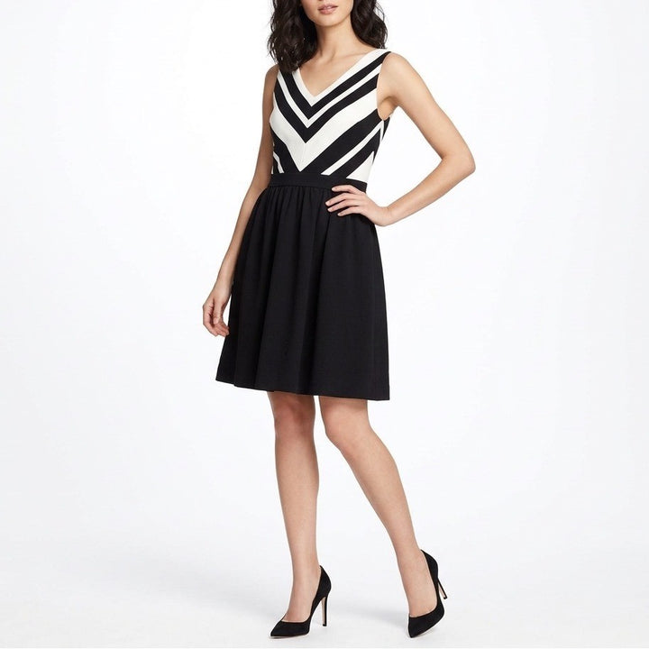 Cynthia Rowley A-Line Dress Womens S White Black Chevron Stretch V-Neck Back Zip