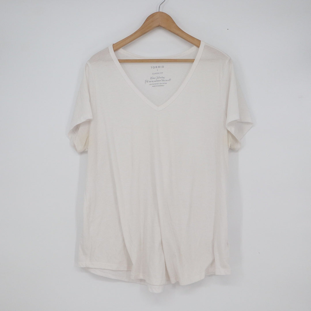 Torrid Classic Fit White V-Neck T-Shirt Size 1 Plus Size Relaxed Tee