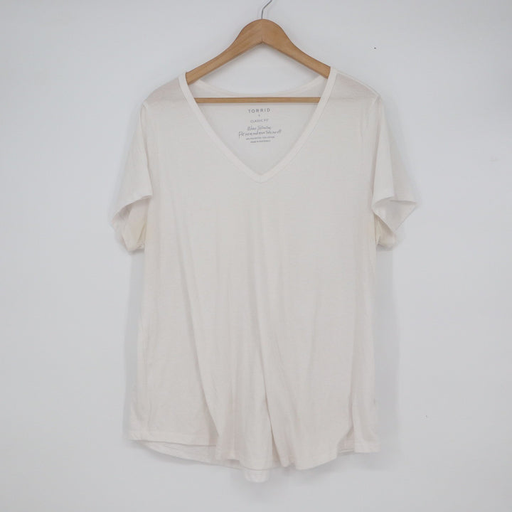 Torrid Classic Fit White V-Neck T-Shirt Size 1 Plus Size Relaxed Tee