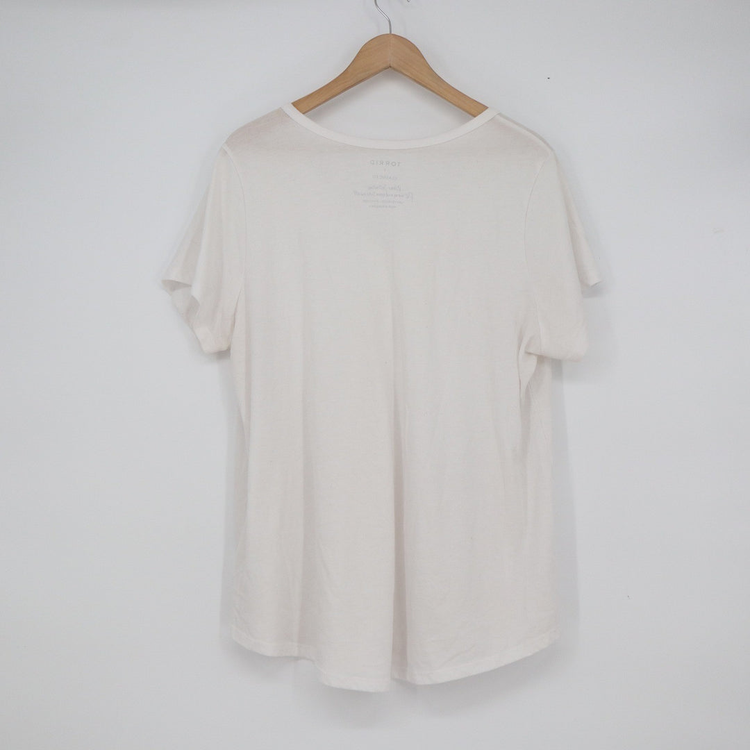 Torrid Classic Fit White V-Neck T-Shirt Size 1 Plus Size Relaxed Tee