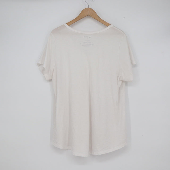 Torrid Classic Fit White V-Neck T-Shirt Size 1 Plus Size Relaxed Tee