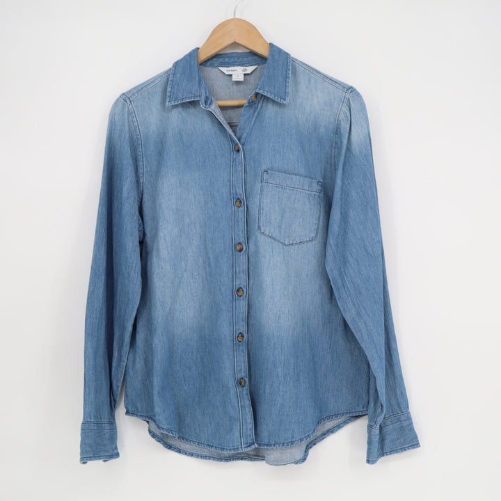 Old Navy The Classic Shirt Womens Medium Blue Denim Cotton Long Sleeve Button Up