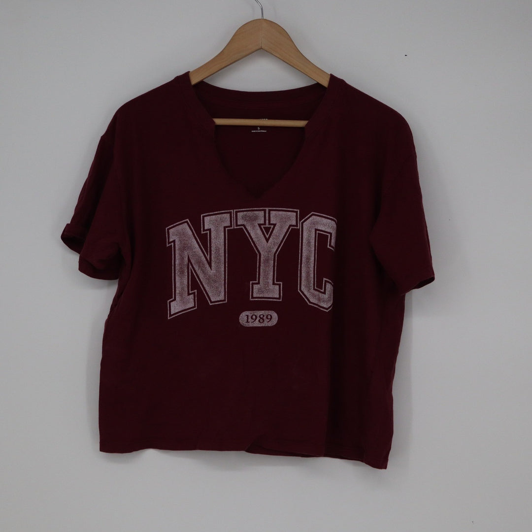Hollister NYC 1989 Graphic T-Shirt Burgundy Maroon Notched V-Neck Small 10630