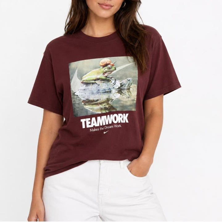 Nike Teamwork Makes the Dream Work Graphic T-Shirt Burgundy Maroon Loose Fit