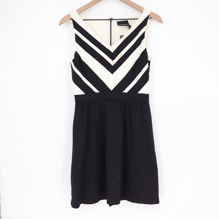 Cynthia Rowley A-Line Dress Womens S White Black Chevron Stretch V-Neck Back Zip