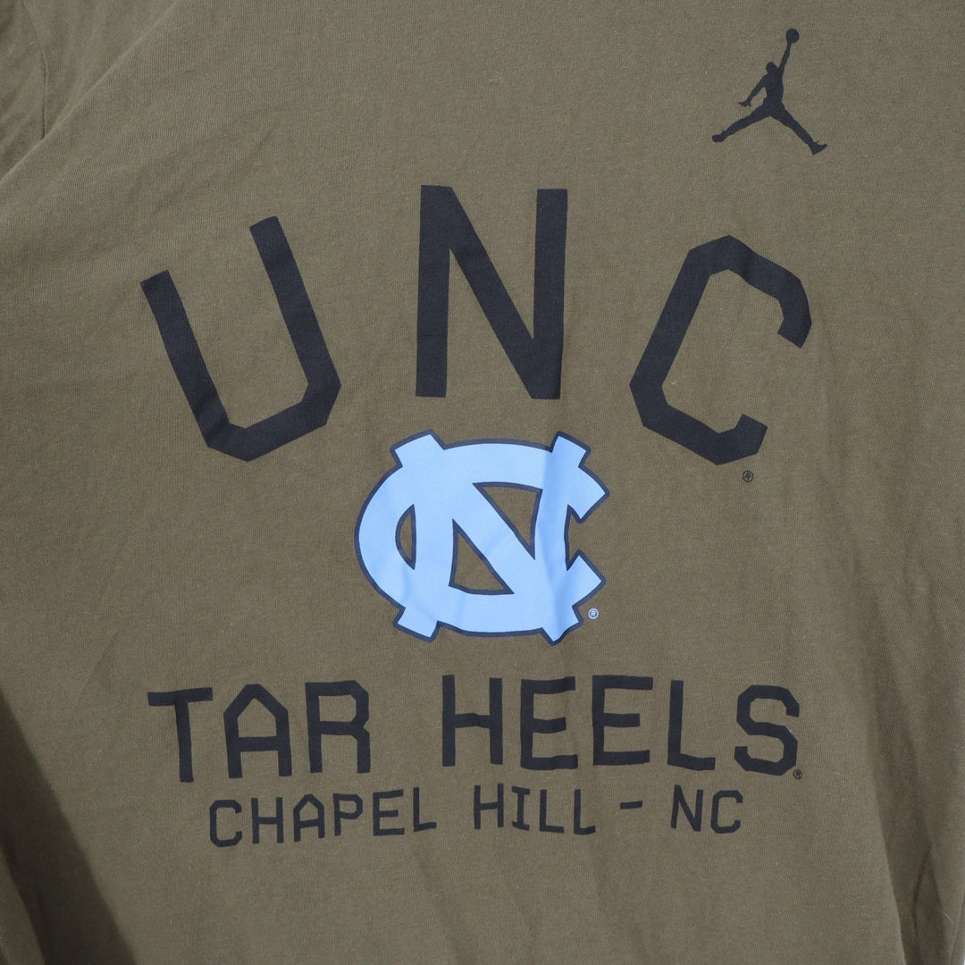 Jordan UNC Tar Heels Dri-FIT T-Shirt Mens Small Olive Green Flag Patch AH5