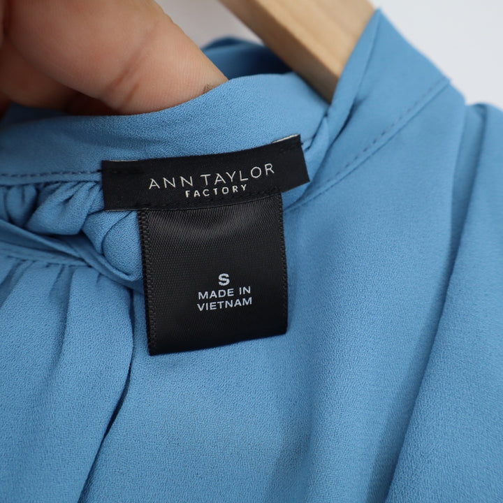 Ann Taylor Factory Blue Sleeveless Tie Neck Pleated Bubble Hem Blouse Small