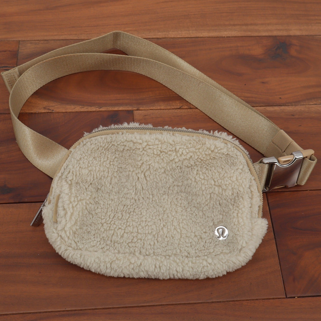 Lululemon Everywhere Belt Bag 1L Fleece Ivory Cream Sherpa Waist Pack