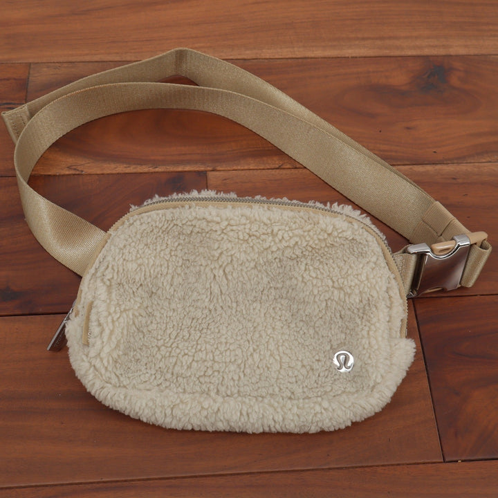 Lululemon Everywhere Belt Bag 1L Fleece Ivory Cream Sherpa Waist Pack