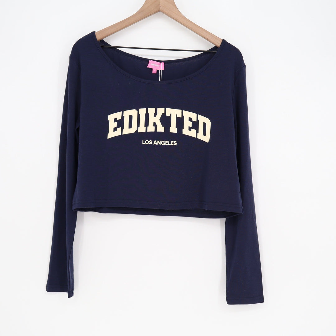 Edikted Los Angeles Graphic Long Sleeve Crop Top Navy Cream