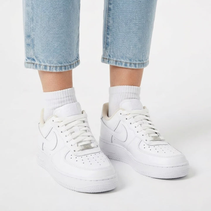 Nike Air Force 1 07 Womens 6.5 White Low Top Sneakers 315115-112 Triple White