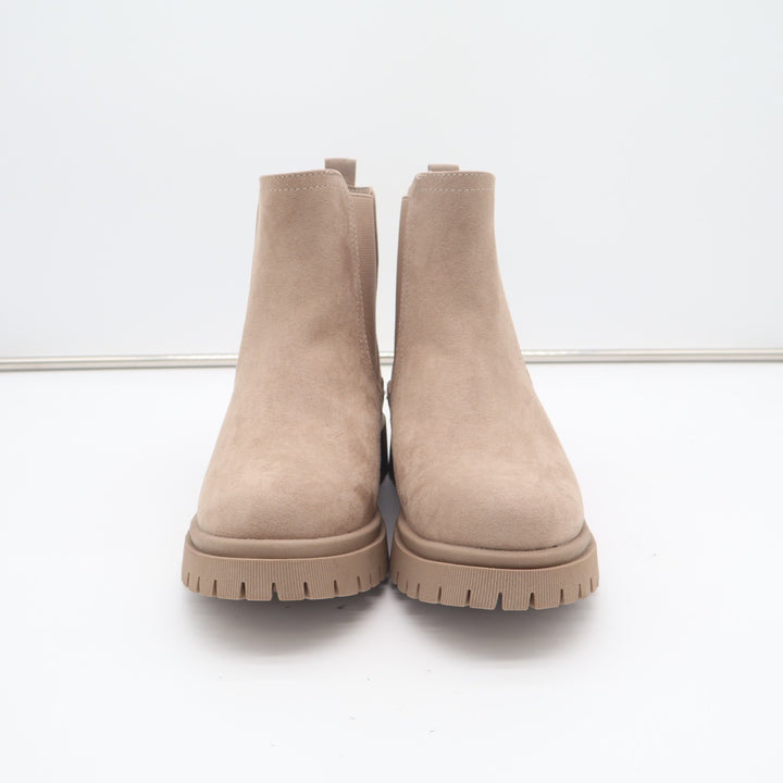 Old Navy Chunky Chelsea Women's US 8 Light Taupe Suede Lug Sole Ankle Shoes