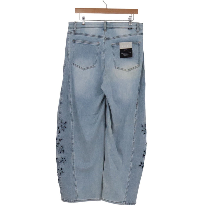 Saige Barrel Jeans Light Wash Floral Eyelet Embroidered Tummy Control 13/31 NEW
