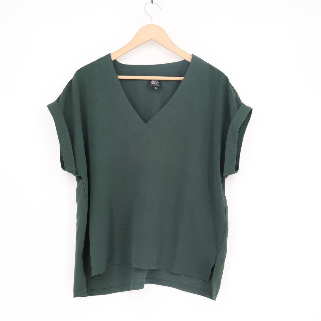 Bobeau Airflow T-Shirt Womens L Green Short Sleeve High Low Hem V-Neck Pullover