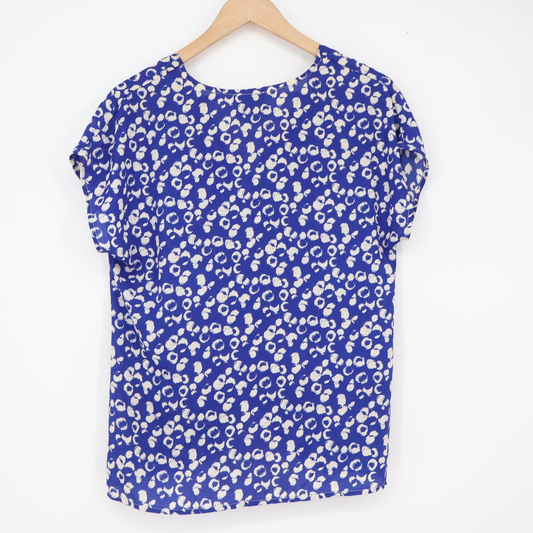 W5 Blouse Womens Small Blue White Abstract Twist Front Excellent