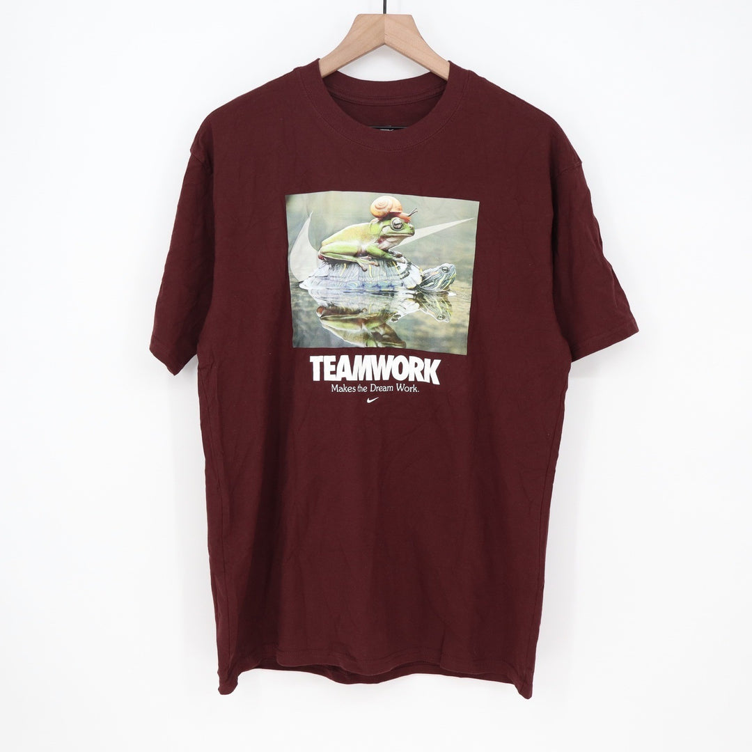 Nike Teamwork Makes the Dream Work Graphic T-Shirt Burgundy Maroon Loose Fit
