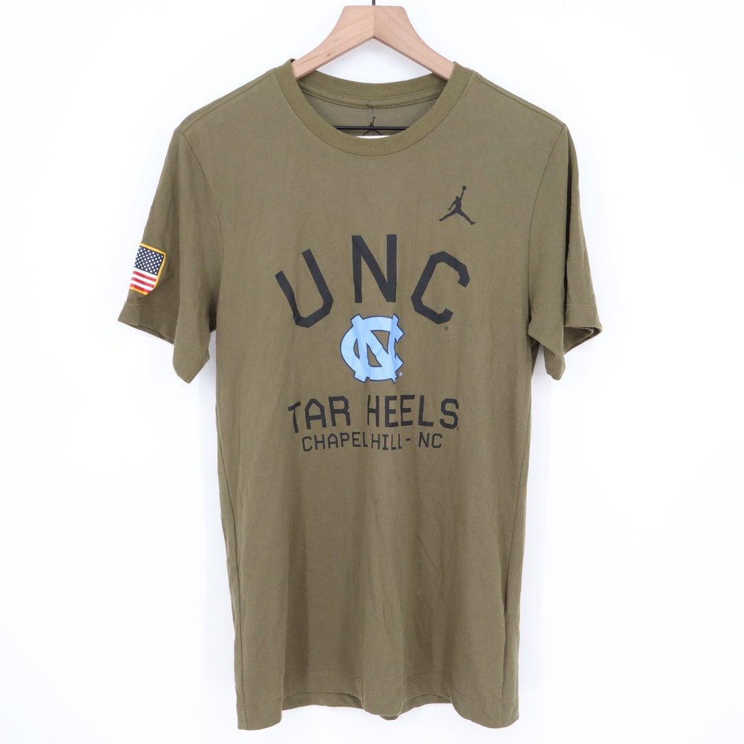 Jordan UNC Tar Heels Dri-FIT T-Shirt Mens Small Olive Green Flag Patch AH5