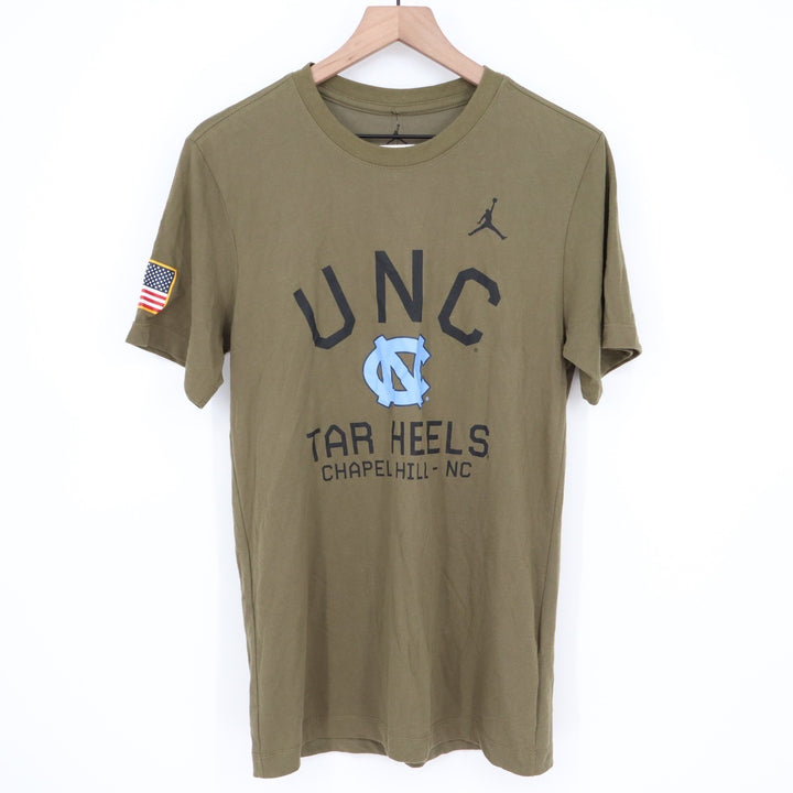 Jordan UNC Tar Heels Dri-FIT T-Shirt Mens Small Olive Green Flag Patch AH5