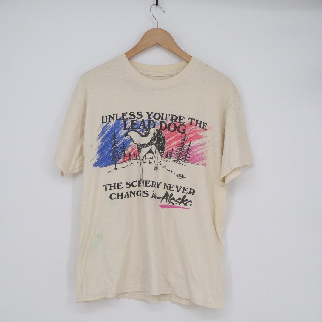 Vintage Alaska Lead Dog Scenery Sled Dog Graphic T-Shirt Cream Mens Small