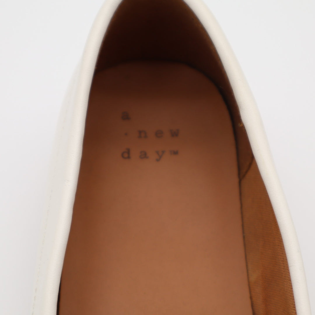A New Day Danica Loafers Womens US 8.5 Off White Leather Horsebit Lug Sole Shoes