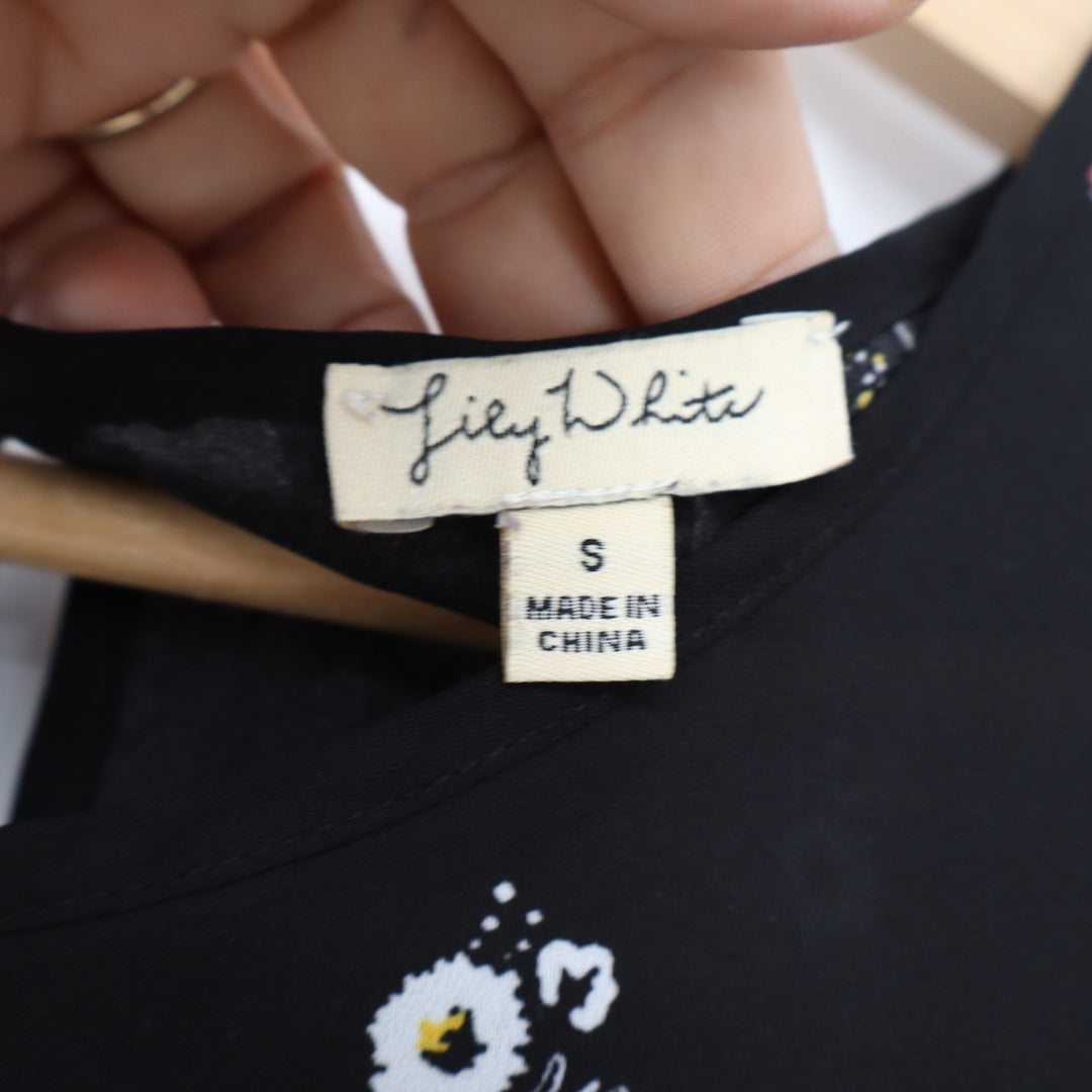 Lily White Black Floral Pleated Cap Sleeve Blouse Small