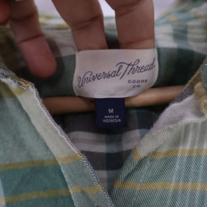 Universal Thread Green Plaid Button Down Shirt Long Sleeve Womens Medium