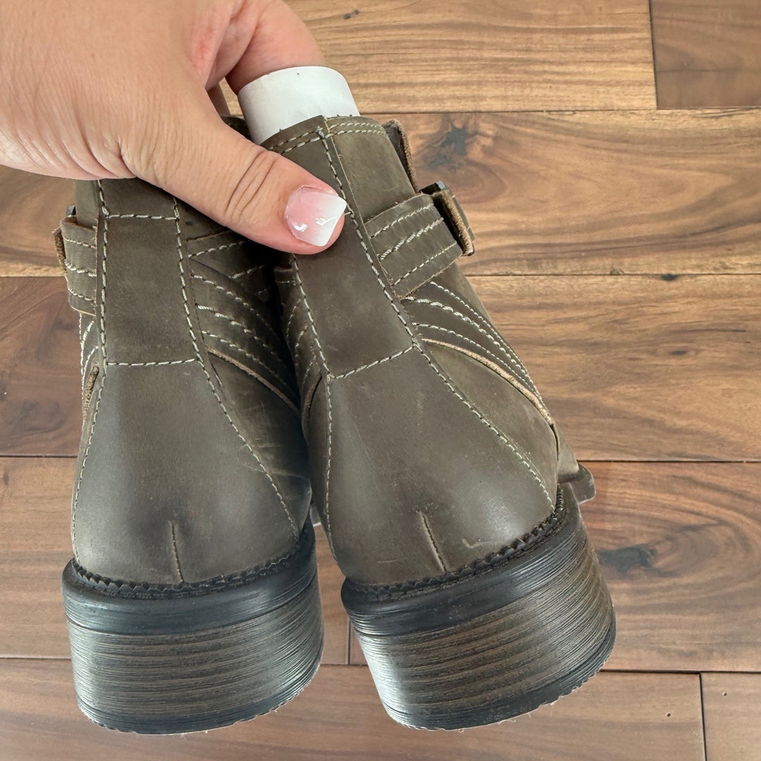 Clarks Womens Brown Leather Ankle Boots Buckle Accent Zip Up Booties