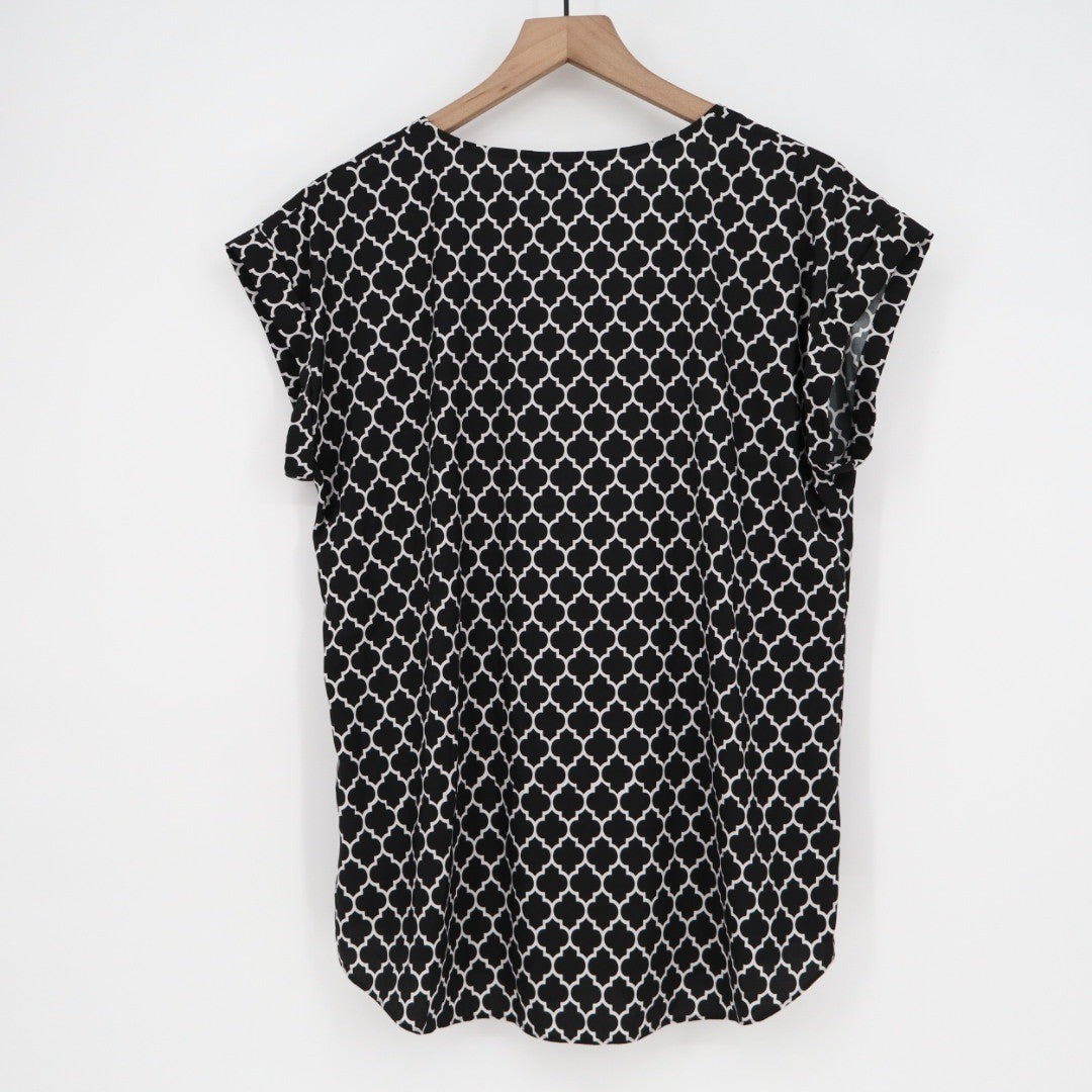 Express Black White Quatrefoil Print V Neck Zip Front Cap Sleeve Top Plus Size L