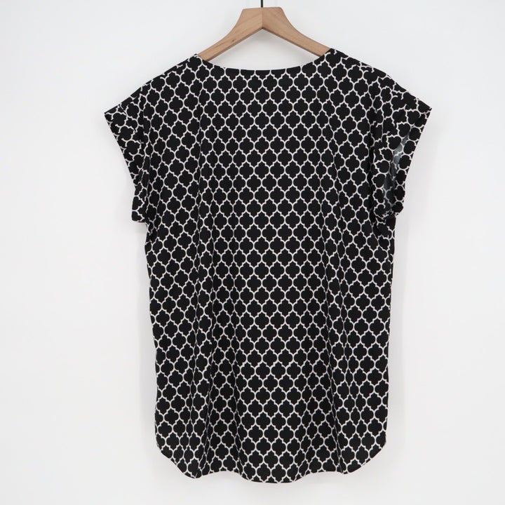 Express Black White Quatrefoil Print V Neck Zip Front Cap Sleeve Top Plus Size L