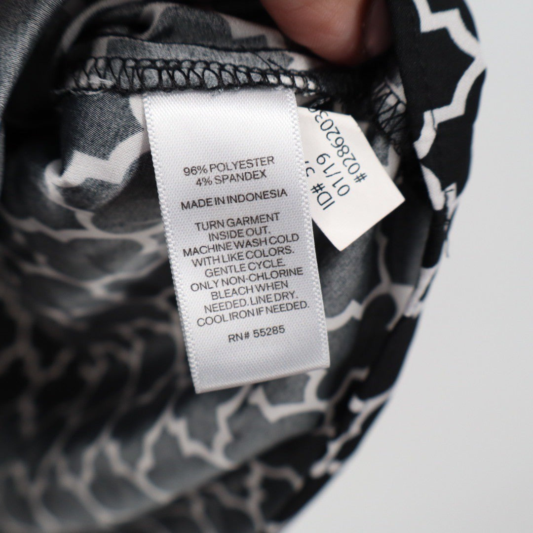 Express Black White Quatrefoil Print V Neck Zip Front Cap Sleeve Top Plus Size L