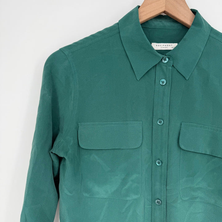 EQUIPMENT Femme Silk Button Down Shirt Green Long Sleeve Two Pocket Size XS